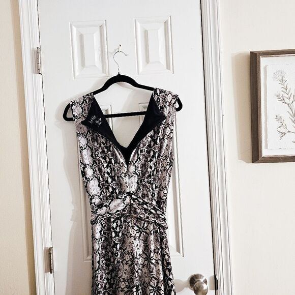 New Nicole Miller Reptile Cropped V- Neck Sleeveless Zipper Back Jumpsuit. - Picture 4 of 16